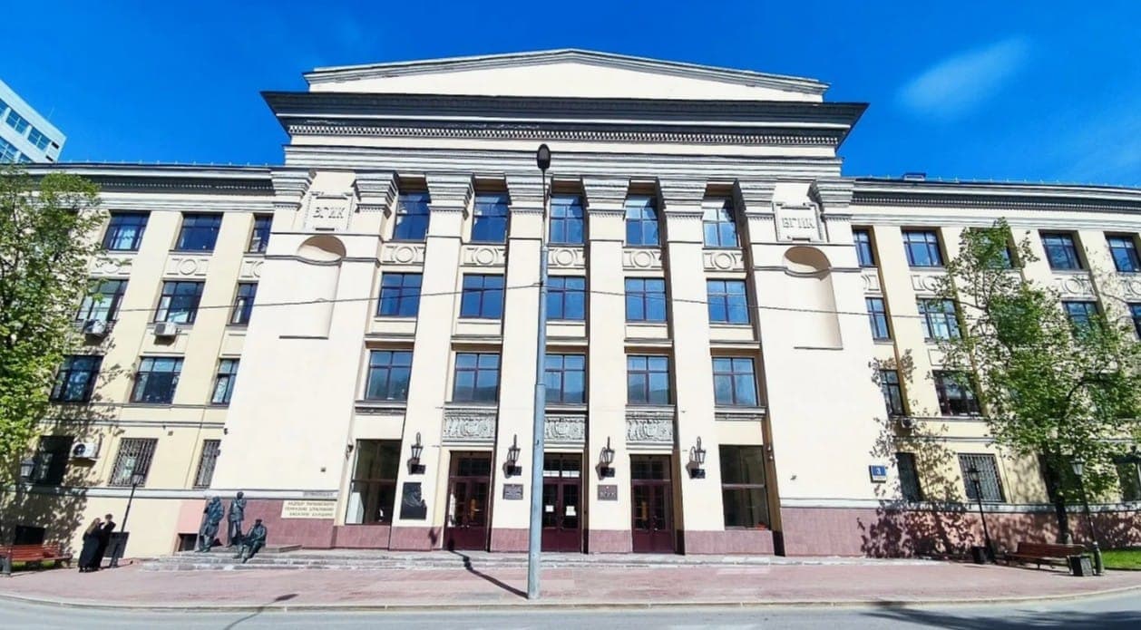 Главный вход. Слева - памятник легендарным ВГИКовцам Геннадию Шпаликову, Василию Шукшину и Андрею Тарковскому. 