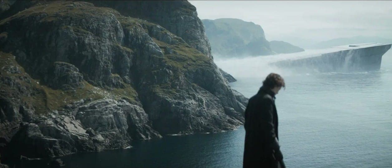 В начале Тимоти Шаламе до степени смешения похож на мающегося в нерешительности Гамлета. Кадр из фильма "Дюна", Legendary Pictures, 2021