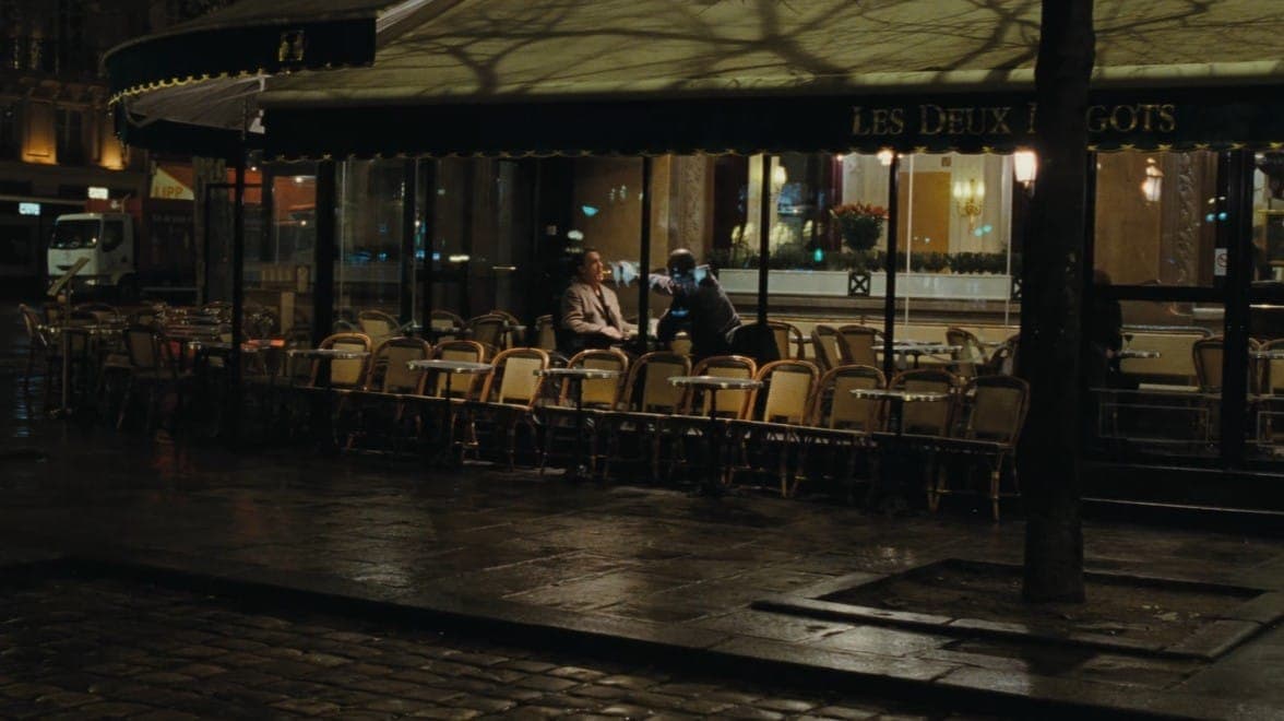 Дрисса кормит Филиппа в "Les Deux Magots" - название кафе на вывеске. Кадр из фильма "1+1", Gaumont, TF1.