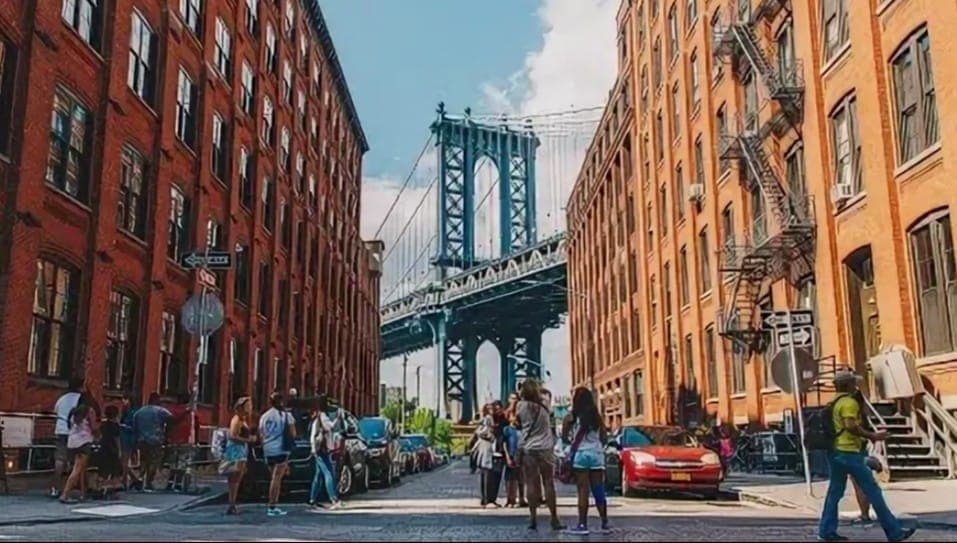 Набережная DUMBO в Бруклине (под эстакадой Манхэттенского моста). Источник: https://www.youtube.com/watch?app=desktop&v=Pf3TDqsj8wM