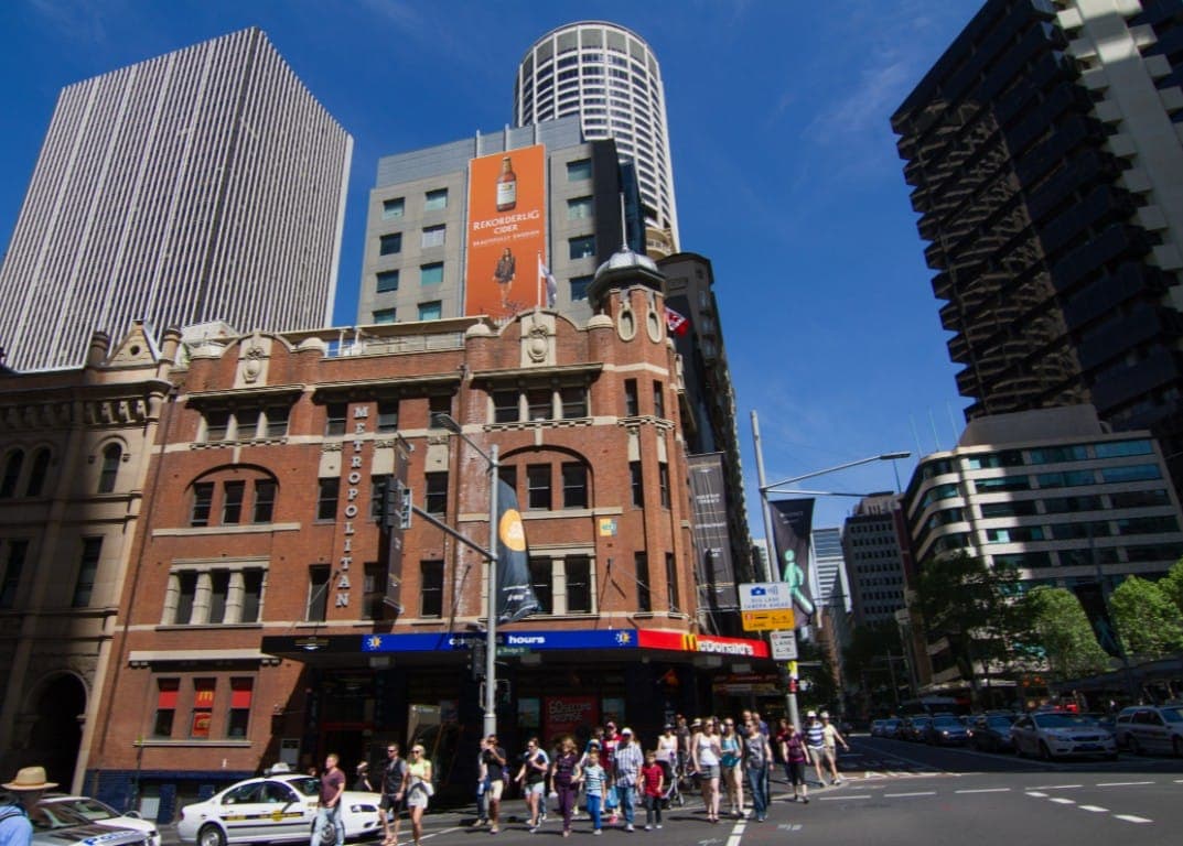 Телефонной будки здесь не было - ее поставили на пару часов для съемок. Но фанаты не забыли. Фото: Maksym Kozlenko