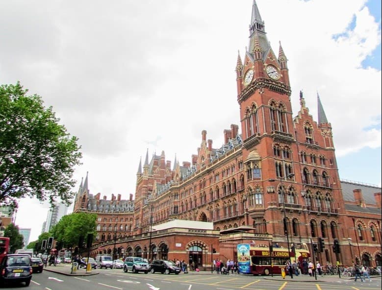 Именно фасад Сент-Панкрас снимали в первых фильмах о "Гарри Поттере" вместо Кингс Кросс