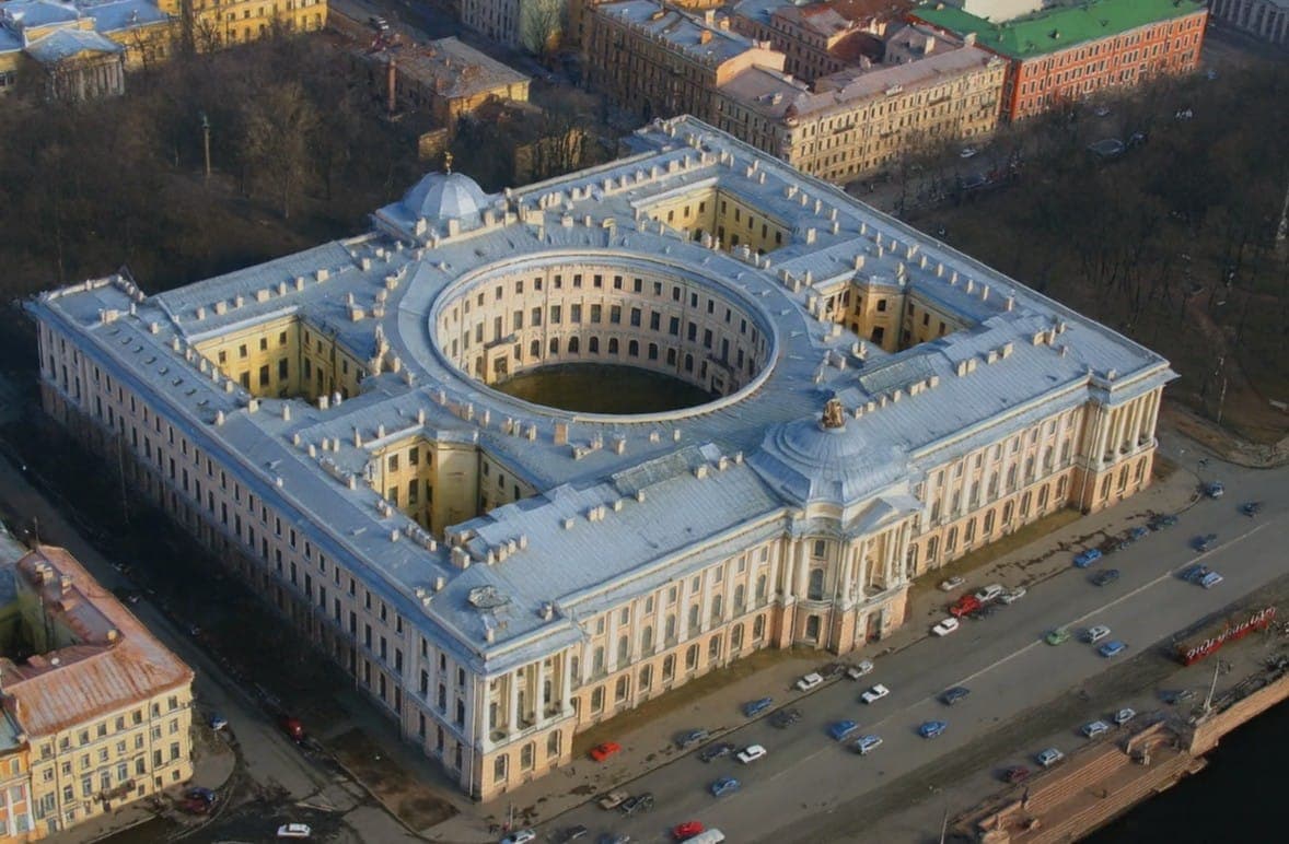 Академия художеств с высоты птичьего полета. Тот самый круг, вписанный в квадрат. Фото: mpolo-spb.com