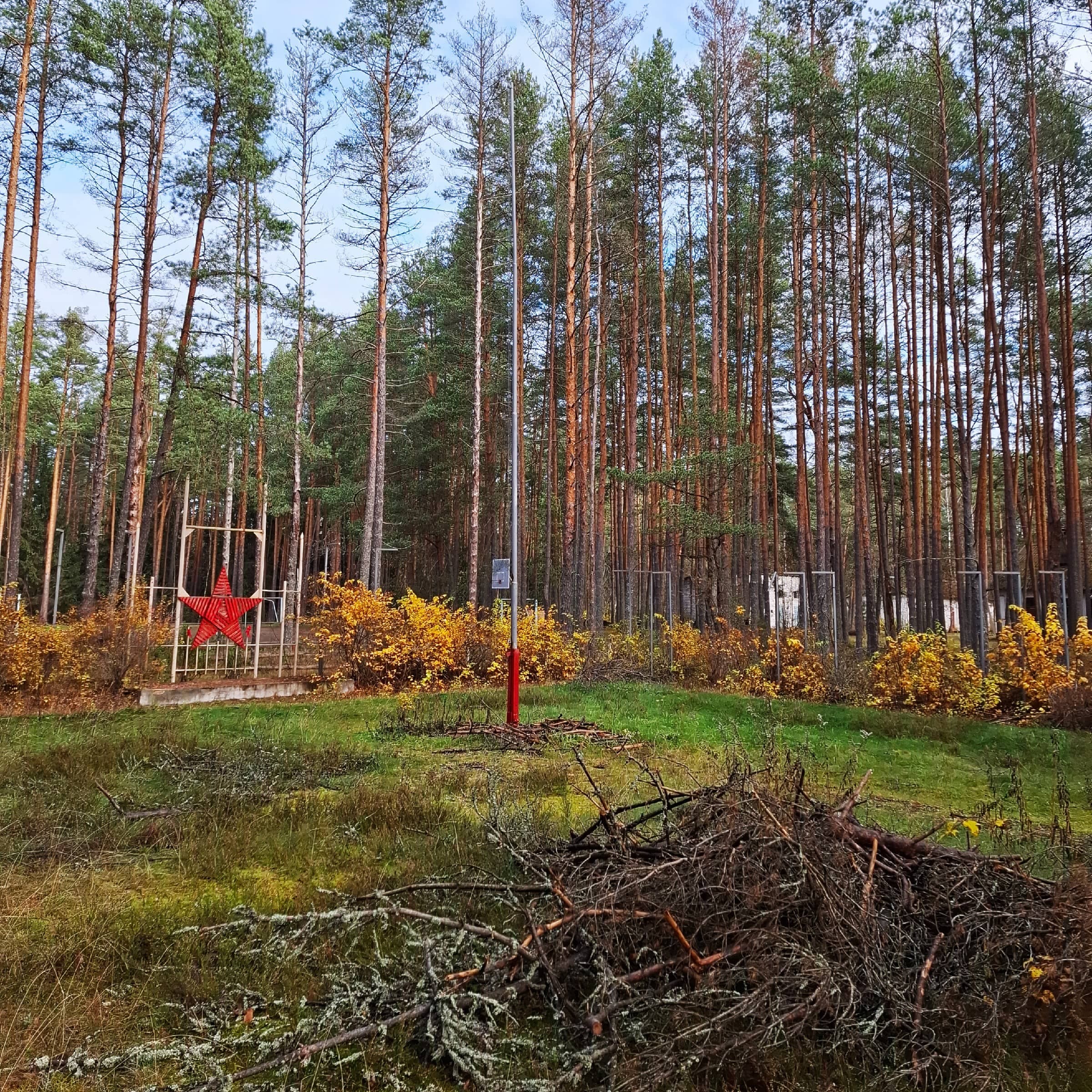 Построение на фоне калитки с красной звездой снимали тут. Фото: https://ok.ru/dushevny.shagomer