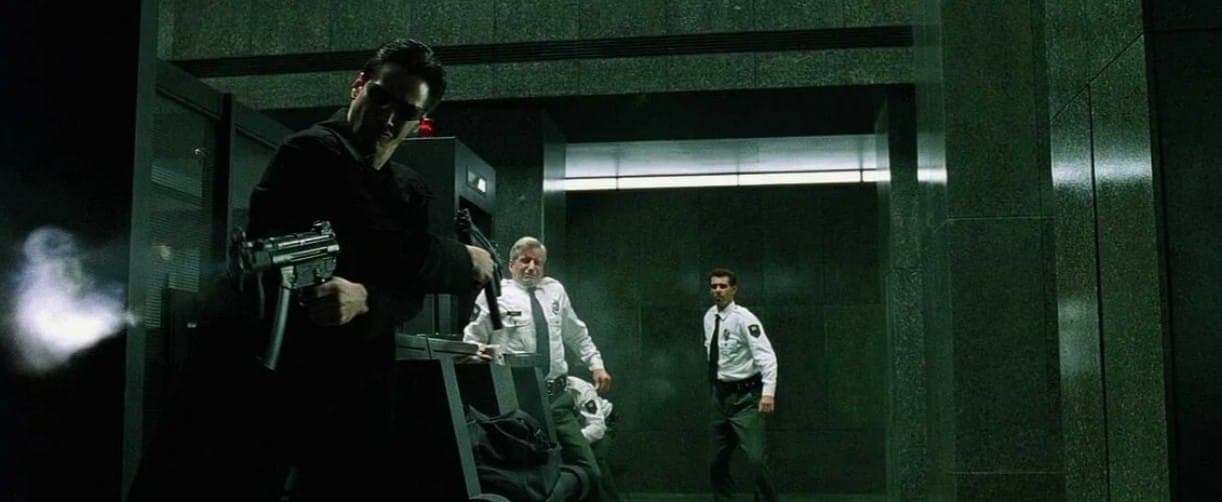 Вся локация была полностью разрушаема - пиротехники и декораторы постарались на славу.  Кадр из фильма "Матрица". Warner Bros, 1999