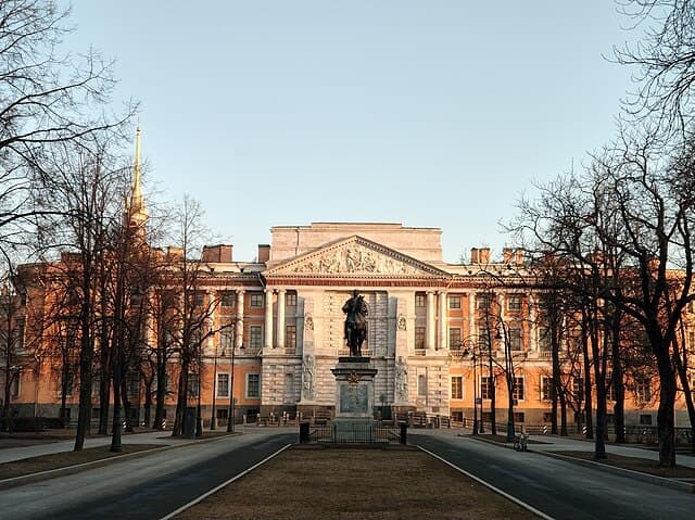 Сегодня в стенах Михайловского (Инженерного) замка расположен филиал Русского музея, который ежегодно привлекает тысячи туристов со всего мира.