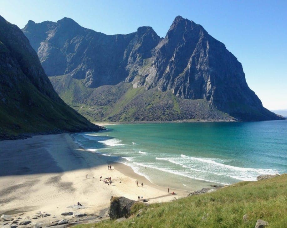 Может быть вы не знали, но в Норвегии тоже есть песчаные пляжи! Всего 15 минут пути от города Олесунн.  Источник: worldbeachguide.com