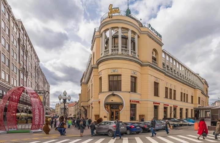 Так здание выглядит сегодня. Правда, ресторана здесь уже нет: закрылся в 2018 году. Фото: bfm.ru