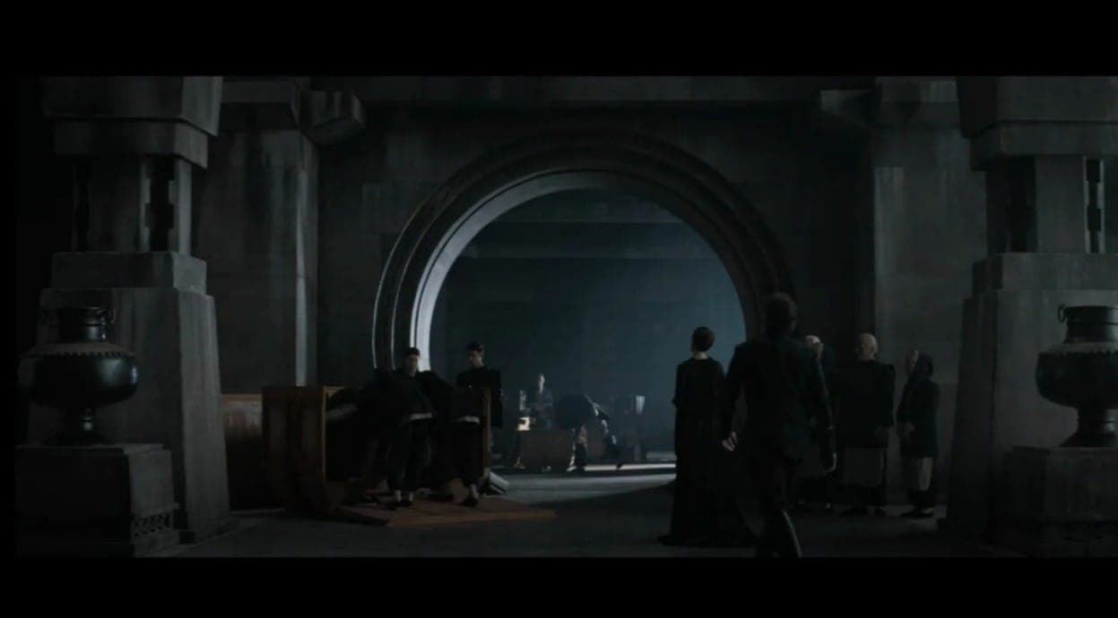 Внутри дворца Атрейдесов - сразу после прибытия на Дюну. Кадр из фильма "Дюна", Legendary Pictures, 2021