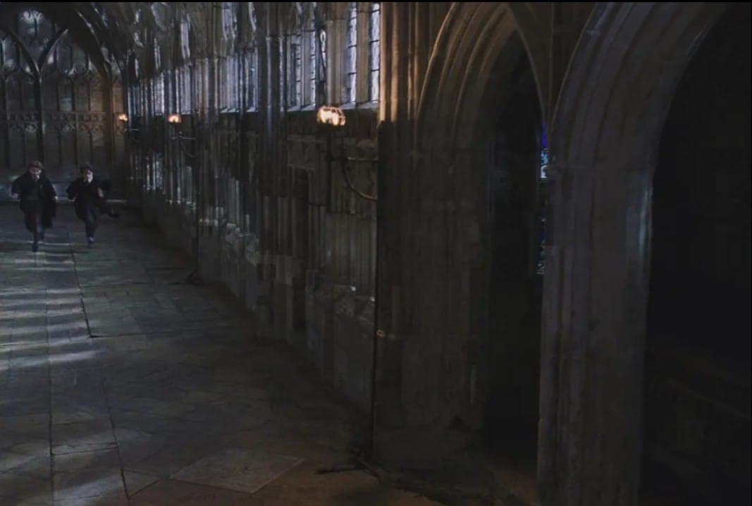 Гарри с Роном бегут на помощь Гермионе, столкнувшейся с троллем. Кадр из фильма «Гарри Поттер и философский камень», Warner Bros. Pictures