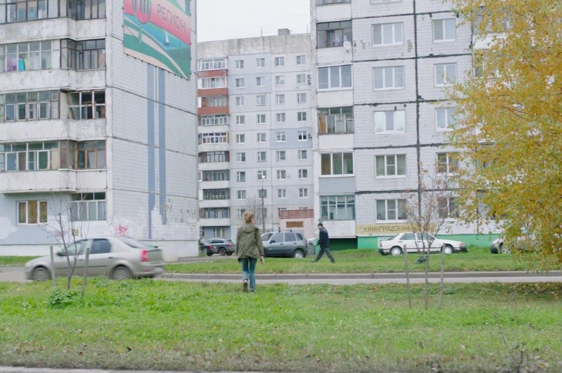 Катя идет домой. Кадры из фильма "Аритмия", 2017, Марс Медиа, СТВ