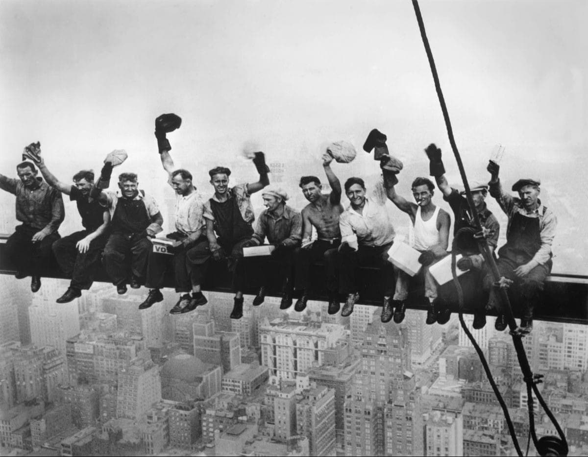 "Обед" - не единственная фотография на балке, сделанная в тот день. Пиарщики постарались. 20 сентября 1932 г., архив Беттманна и Архив Интернета