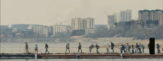Понтонный мост, ведущий на пермский затон на экране. Кадр из фильма "Географ глобус пропил", 2013, Красная Стрела