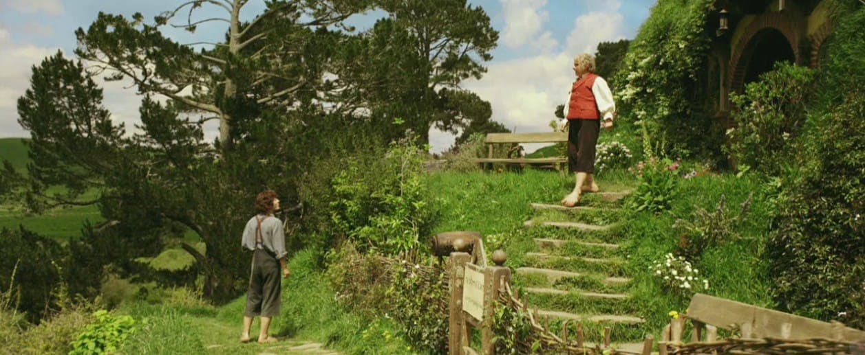 Отеческие наставления от Бильбо. Кадр из фильма "Властелин Колец. Братство Кольца". New Line Cinema, 2001