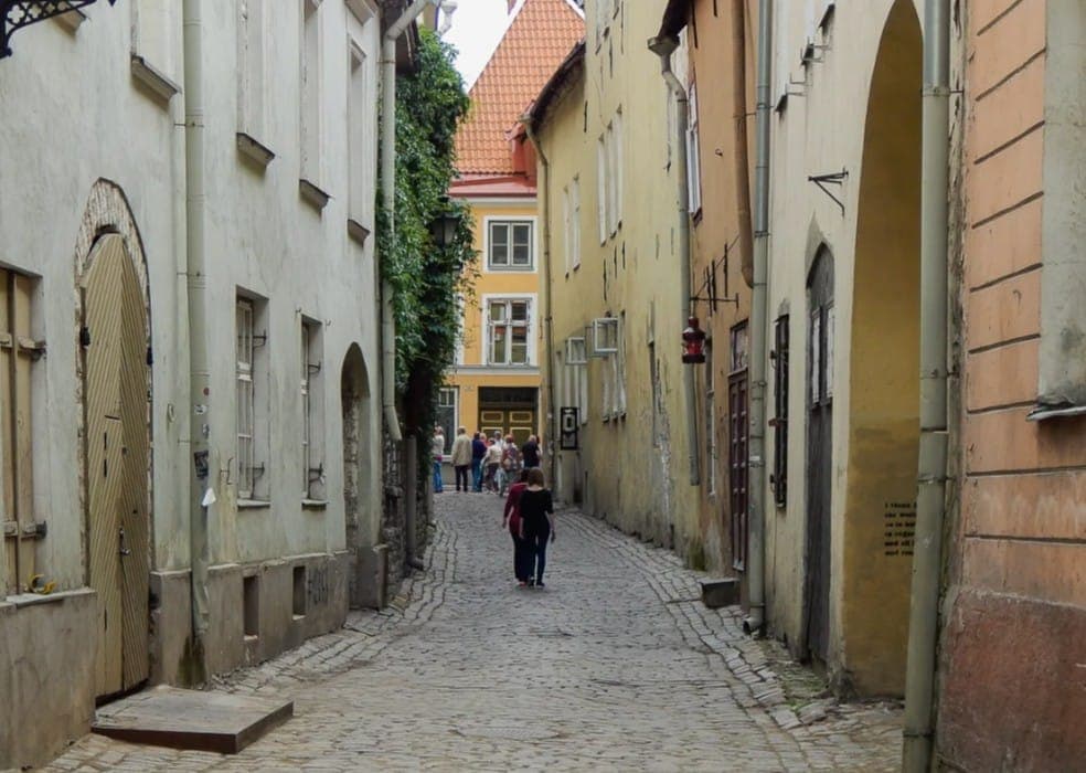 При свете дня узкие улочки Маарду меняются в лучшую сторону. Источник: https://ru-travel.livejournal.com/32542544.html ,  фото: minskblog 