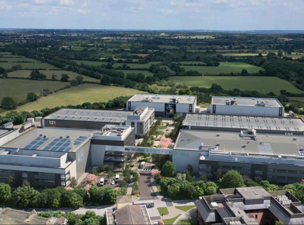 В павильонах Sky Studios снимались архитектурные сцены и высокотехнологичные лаборатории корпорации ParkerGenix. Фото: britishcinematographer.co.uk