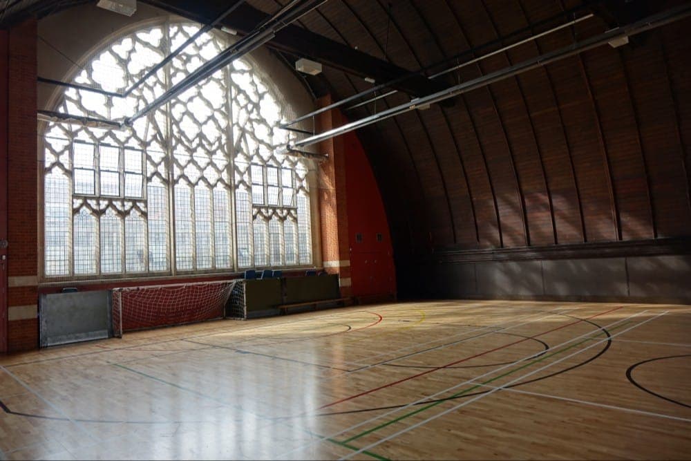 А так внутри. Источник: https://londonchurchbuildings.com/2016/03/09/holy-trinity-former-latimer-road-now-the-harrow-club/harrow_club020316_16/