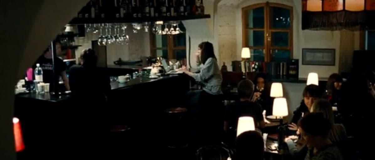 Здесь по сюжету Макс знакомится с Юлей. Кадр из фильма "ДухLess", 2011, Кинослово, Art Pictures Group, Universal Pictures