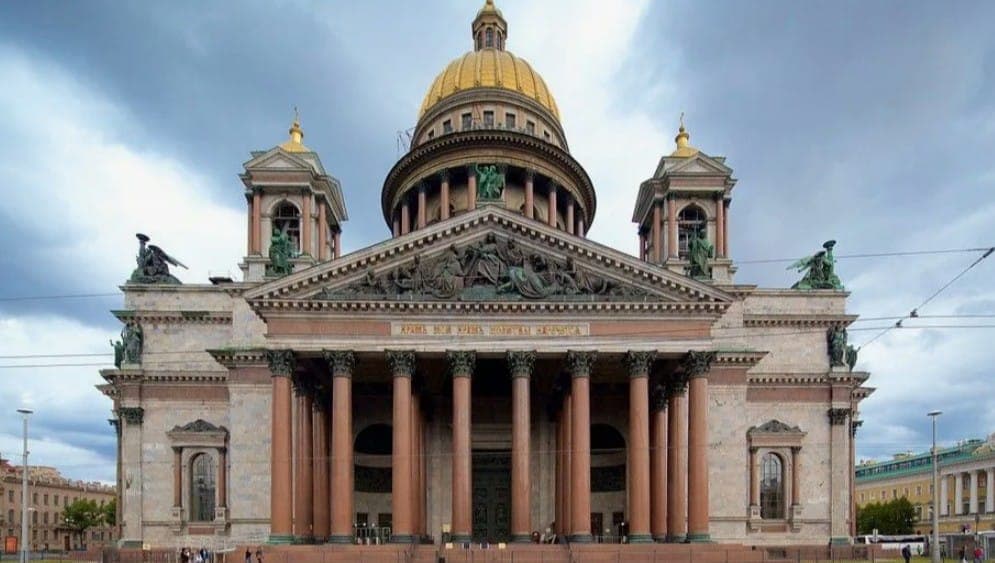 Новый храм (1858 г), но на том же месте, что и на картине. Фото: Expedia
