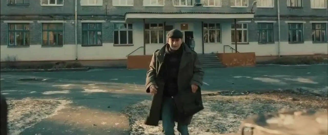 Та самая школа. Кадр из фильма "Географ глобус пропил", 2013, Красная Стрела