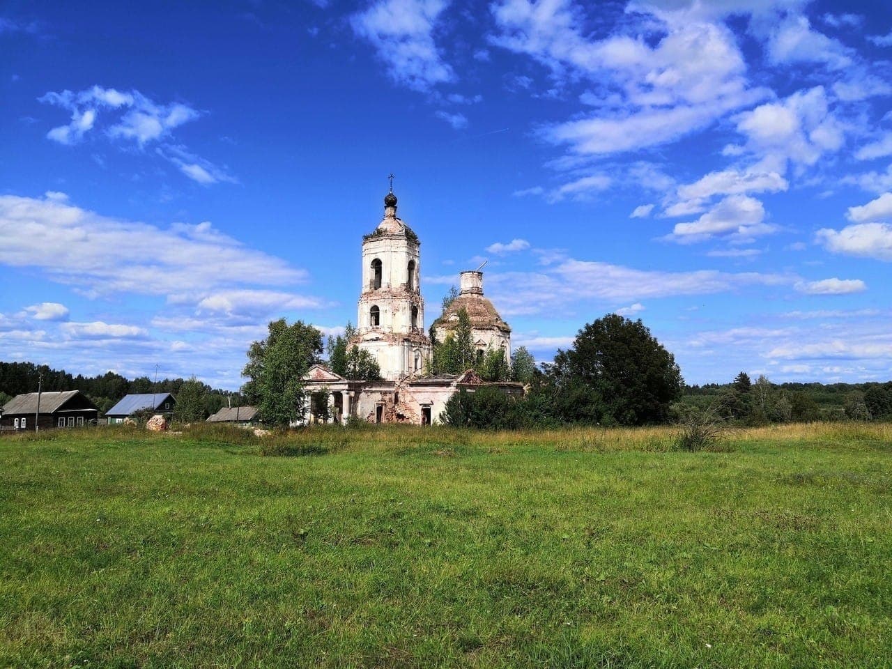 Заброшенный храм стоит на краю деревни Климово. Фото: tbfond.ru