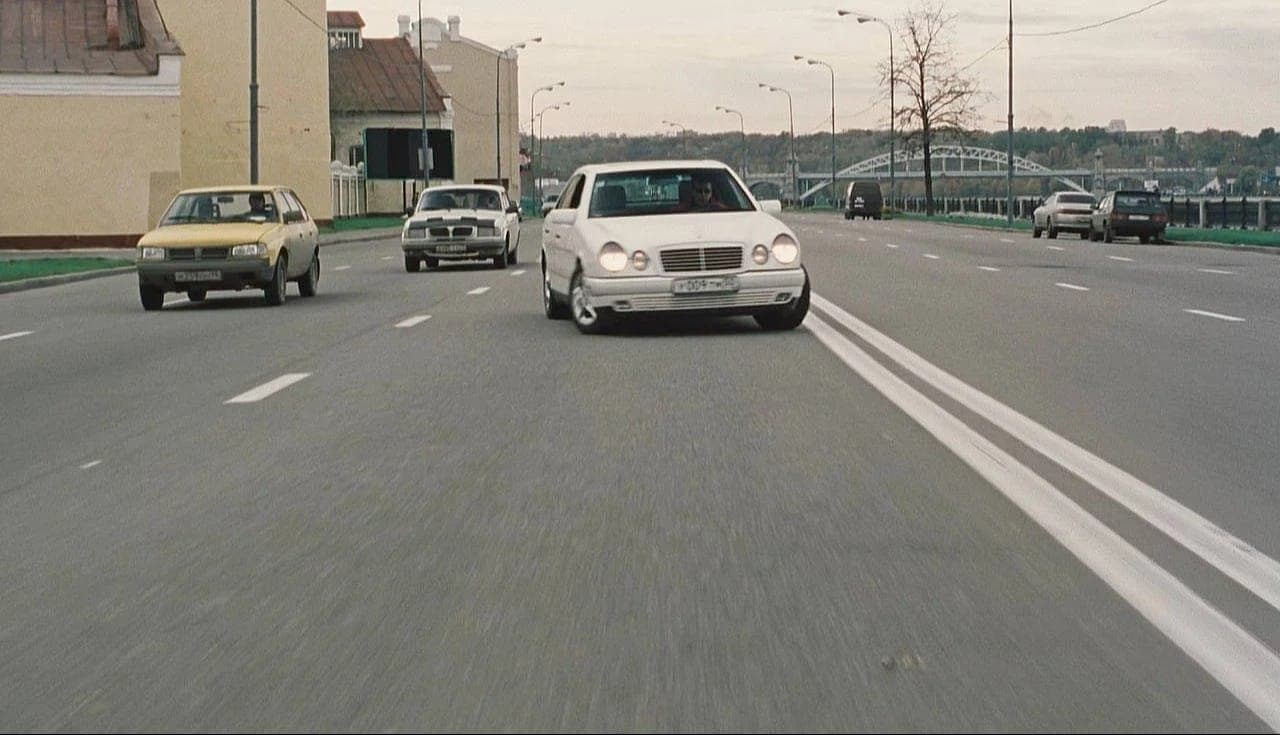 Одно неосторожное движение - и ты беглец. Кадр из фильма "Бумер", 2003, СТВ, Пигмалион Продакшн