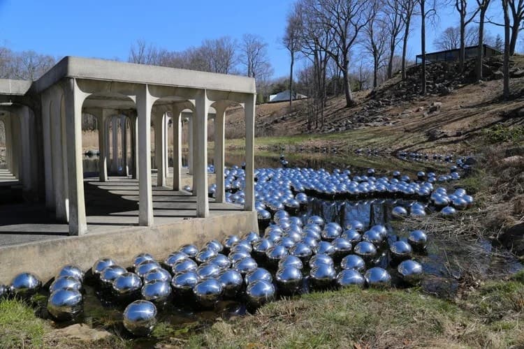 Инсталляция в The Glass House, Коннектикут, США. Фото: urdesignmag.com