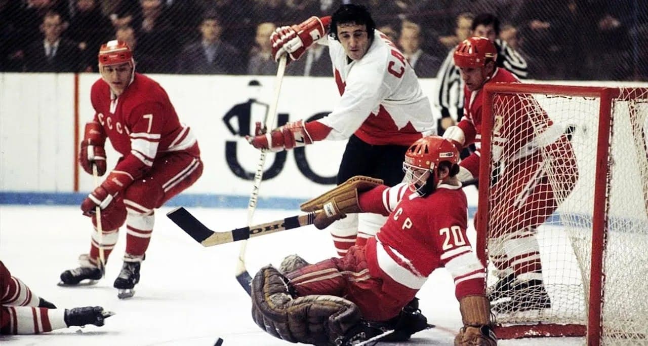 Фрагмент матча Суперсерии СССР — Канада 1972 года. Фил Эспозито на пятачке