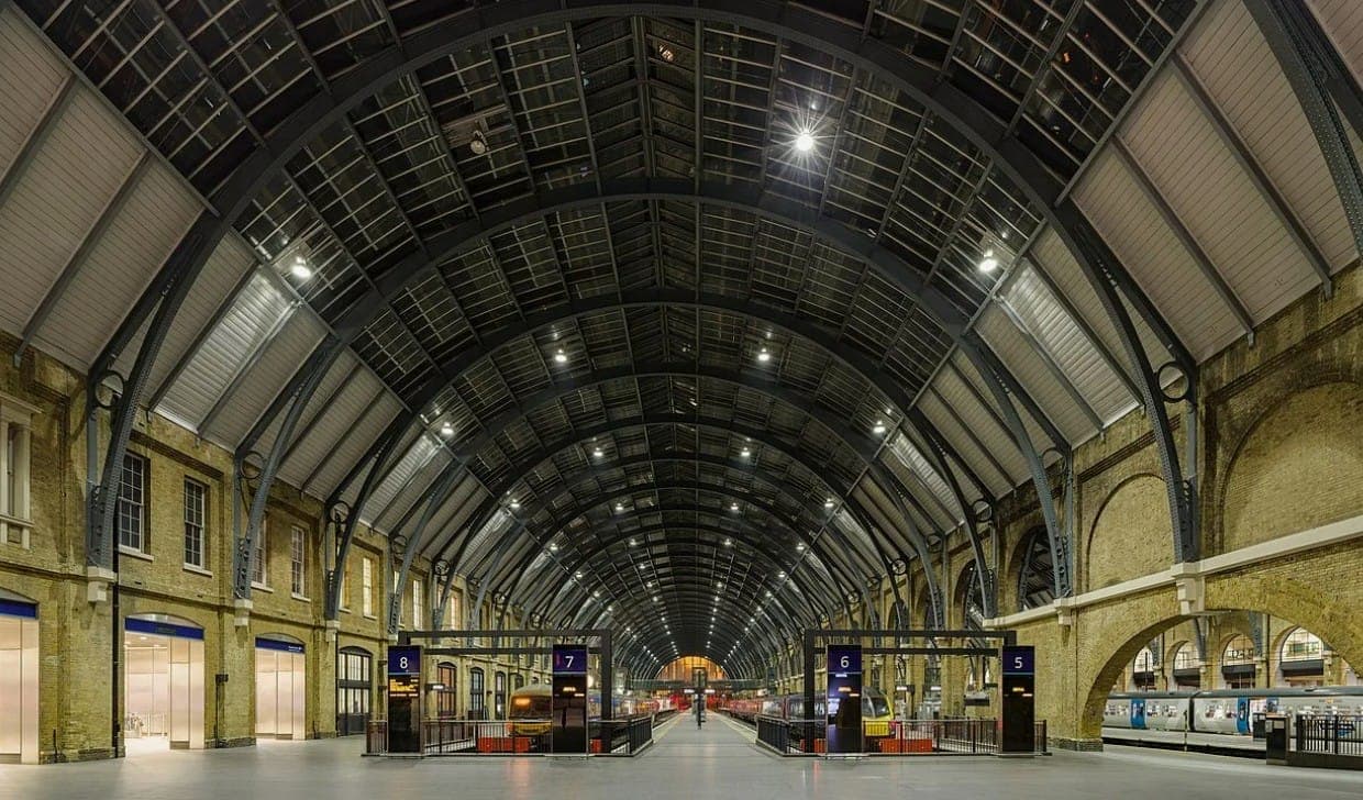 Внутри Кингс Кросс (King's Cross). Фото: Diliff / https://commons.wikimedia.org/wiki/File:Kings_Cross_Railway_Station_Platforms_5_to_8,_London,_UK_-_Diliff.jpg