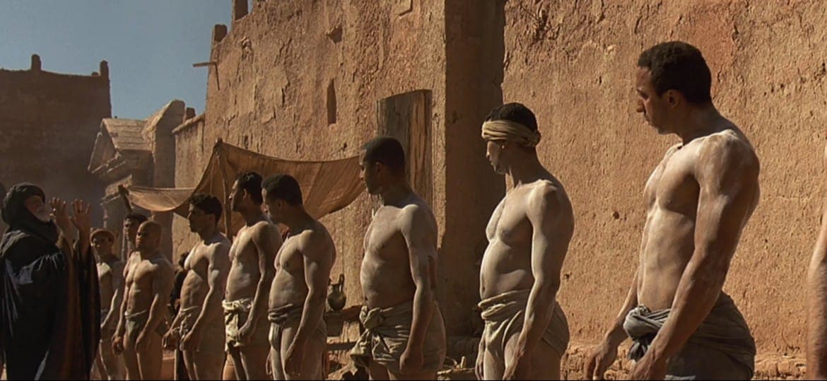 Работорговля, процветающая в фильме на улицах Зуккабара. Кадр из фильма "Гладиатор". Scott Free Productions, Red Wagon Entertainment, 2000