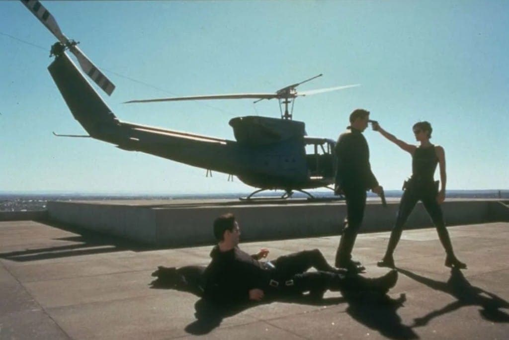 Угон вертолета с Aon Tower. Кадр из фильма "Матрица". Warner Bros, 1999