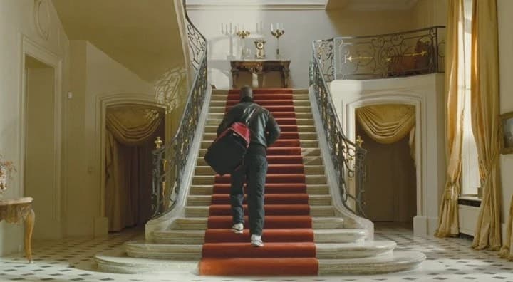 А так - внутри. Кадр из фильма "1+1", Gaumont, TF1.