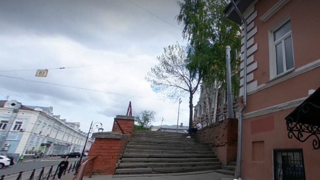 Лестница у храма в реальности. Компот в кадре сидит там же, где обладатель белых кроссовок. Фото: Яндекс Панорамы