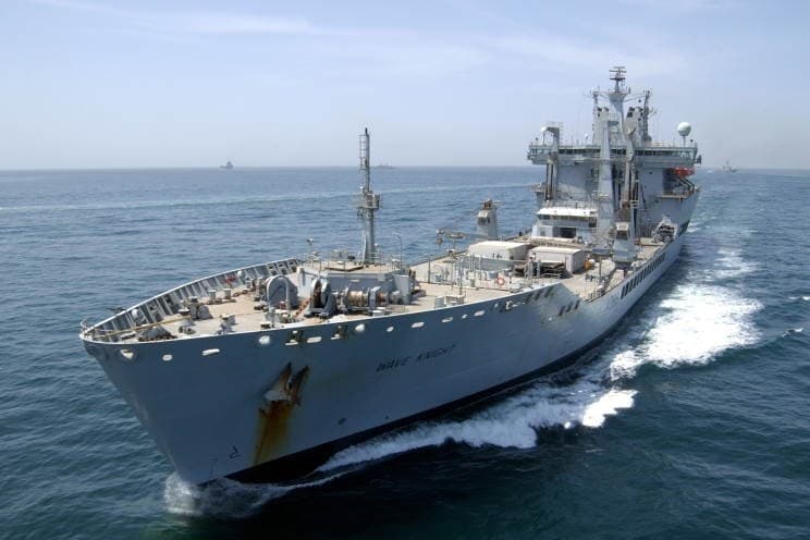 А это - судно-заправщик RFA Wave Knight в реальности. Источник: https://www.maritimequest.com/