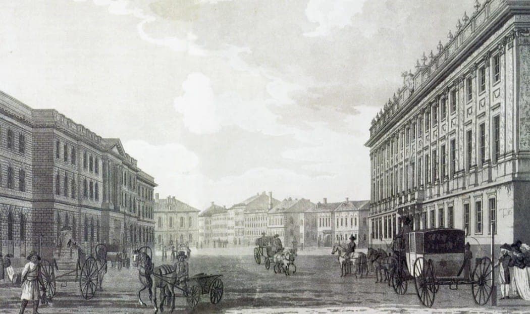 Узнаете здание слева? Фасад почти не изменился. Источник: https://ru.wikipedia.org/wiki/%D0%9C%D0%B8%D0%BB%D0%BB%D0%B8%D0%BE%D0%BD%D0%BD%D0%B0%D1%8F_%D1%83%D0%BB%D0%B8%D1%86%D0%B0_(%D0%A1%D0%B0%D0%BD%D0%BA%D1%82-%D0%9F%D0%B5%D1%82%D0%B5%D1%80%D0%B1%D1%83%D