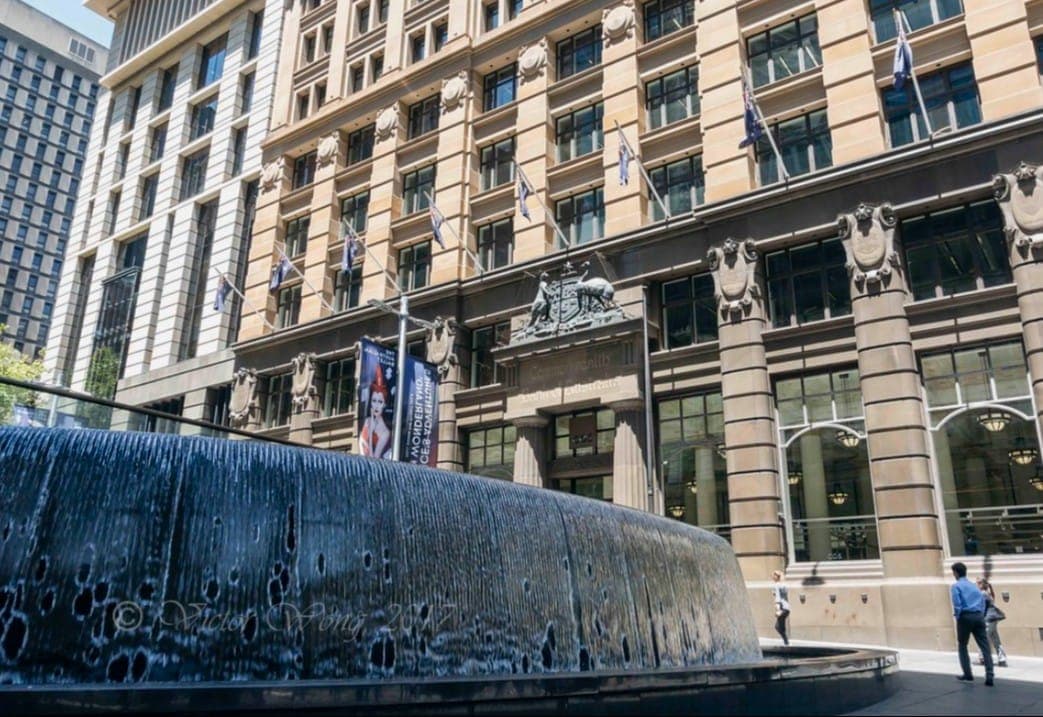 Здесь Нео отвлекся на «женщину в красном» - специально созданную программу, проверяющую концентрацию новичков на занятиях. Источник фото: flickr.com