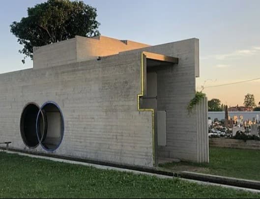 Постмодернистская архитектура - это впечатляет. Особенно если речь идет о комплексе захоронений. Фото: Wittylama