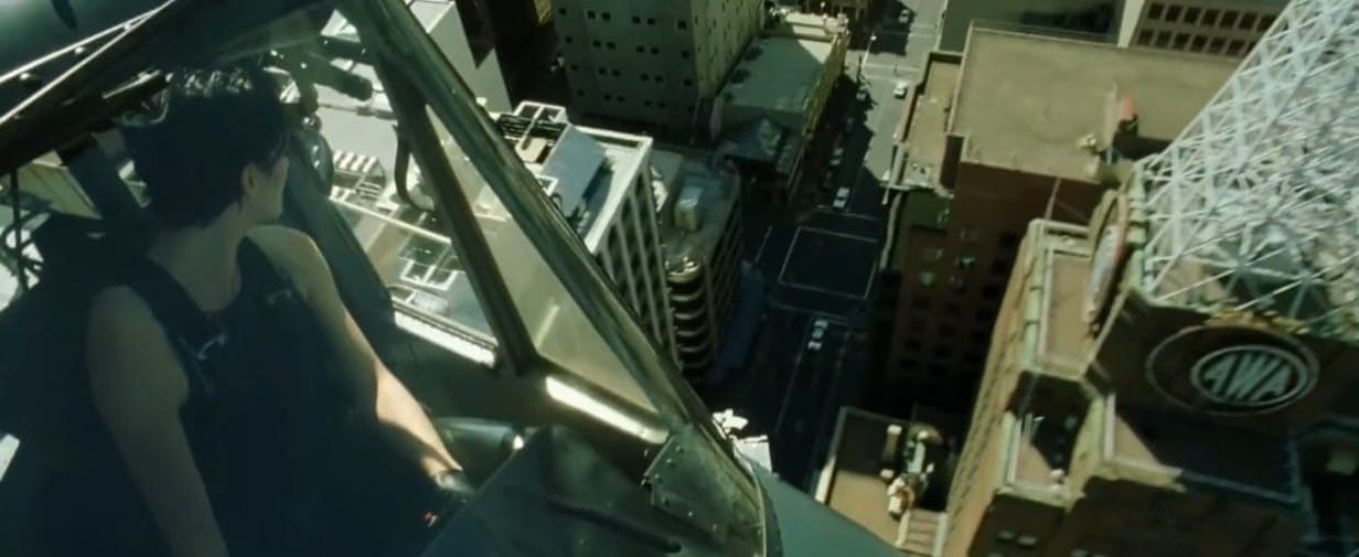 Внимание на объект с надписью AWA справа. Кадр из фильма "Матрица". Warner Bros, 1999