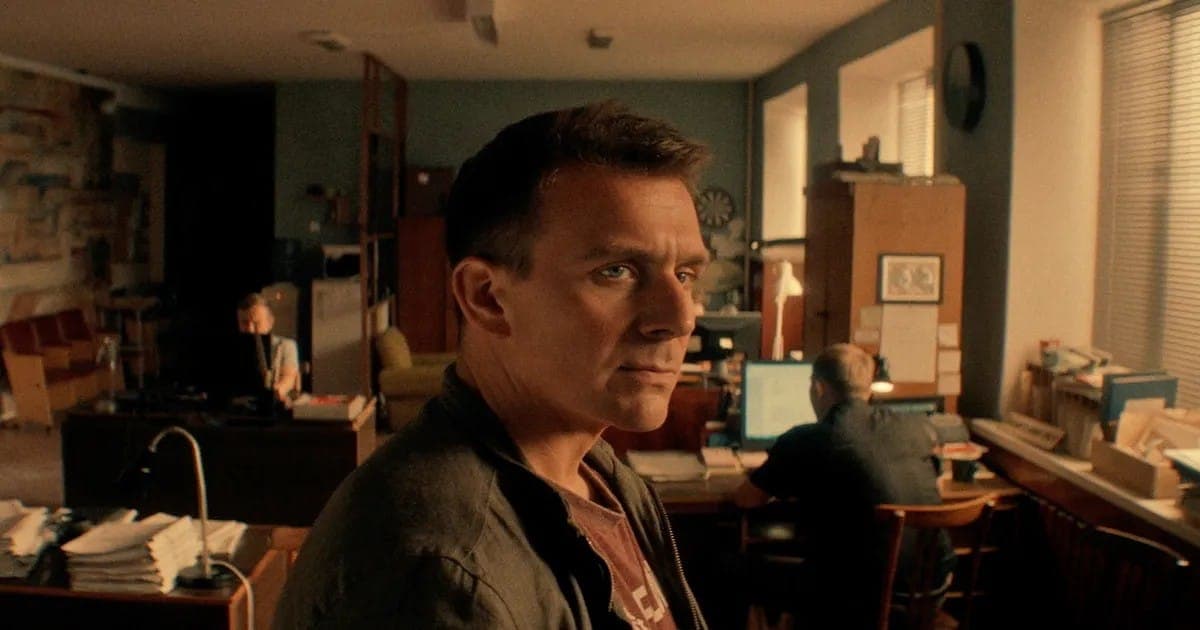 В одном из кабинетов участка. Кадр из сериала "Хрустальный". 2021, KION, Первый канал