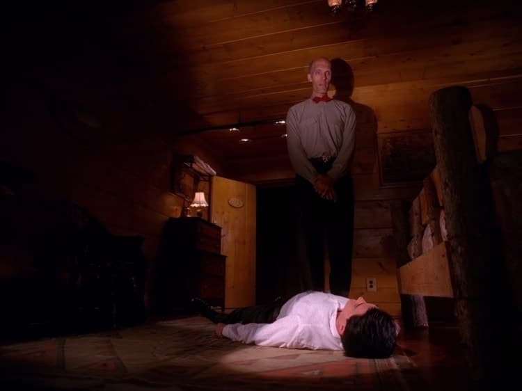Явление Великана в "Kiana Lodge" раненому Куперу. Кадр из сериала "Твин Пикс", 1990, Lynch/Frost Productions, Propaganda Films, Spelling Television