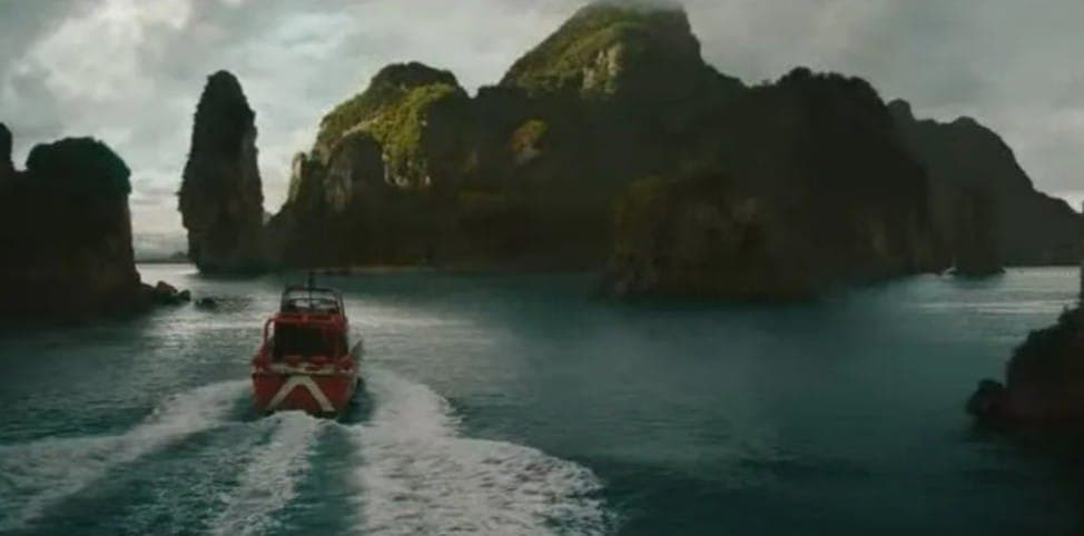 Прибытие на Сент-Юбер. Кадр из фильма "Мир Юрского периода. Возрождение". Universal Pictures, 2025