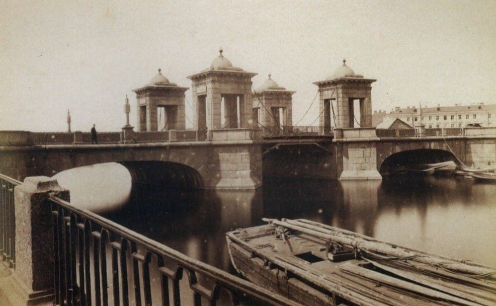 Старо-Калинкин мост в 1880-х - 50 лет спустя после "Шинели". Фото А.Ф .Лоренса. Источник: https://ru.wikipedia.org/wiki/%D0%A1%D1%82%D0%B0%D1%80%D0%BE-%D0%9A%D0%B0%D0%BB%D0%B8%D0%BD%D0%BA%D0%B8%D0%BD_%D0%BC%D0%BE%D1%81%D1%82#/media/%D0%A4%D0%B0%D0%B9%D0%BB