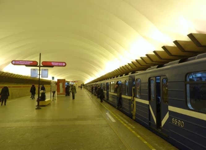 На самой станции метро «Политехническая» сейчас так. Фото из открытых источников.
