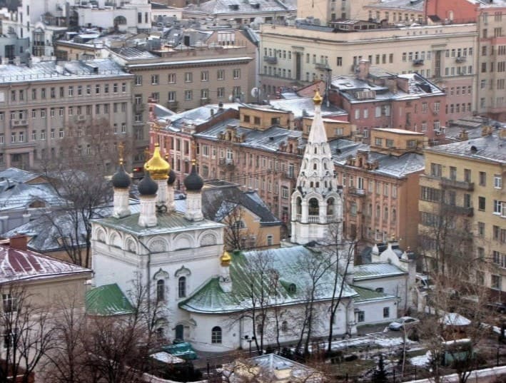 Спас на Песках, вид сверху. На месте московского дворика с картины - высотная застройка. Источник фото:  https://dzen.ru/a/XPpix7pleACwzDCD