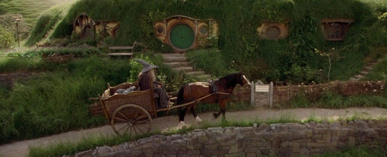 Гэндальф въезжает в Хоббитон. Кадр из фильма "Властелин Колец Братство Кольца". New Line Cinema, 2001