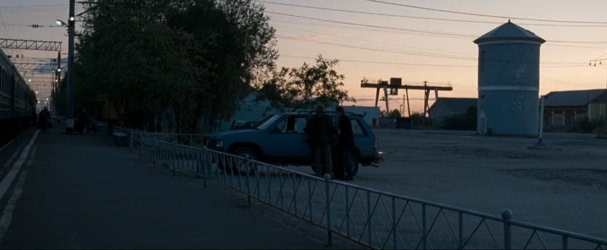 Дмитрий приезжает в Прибрежный - башня справа. Кадр из фильма "Левиафан", 2014, Нон-стоп продакшн