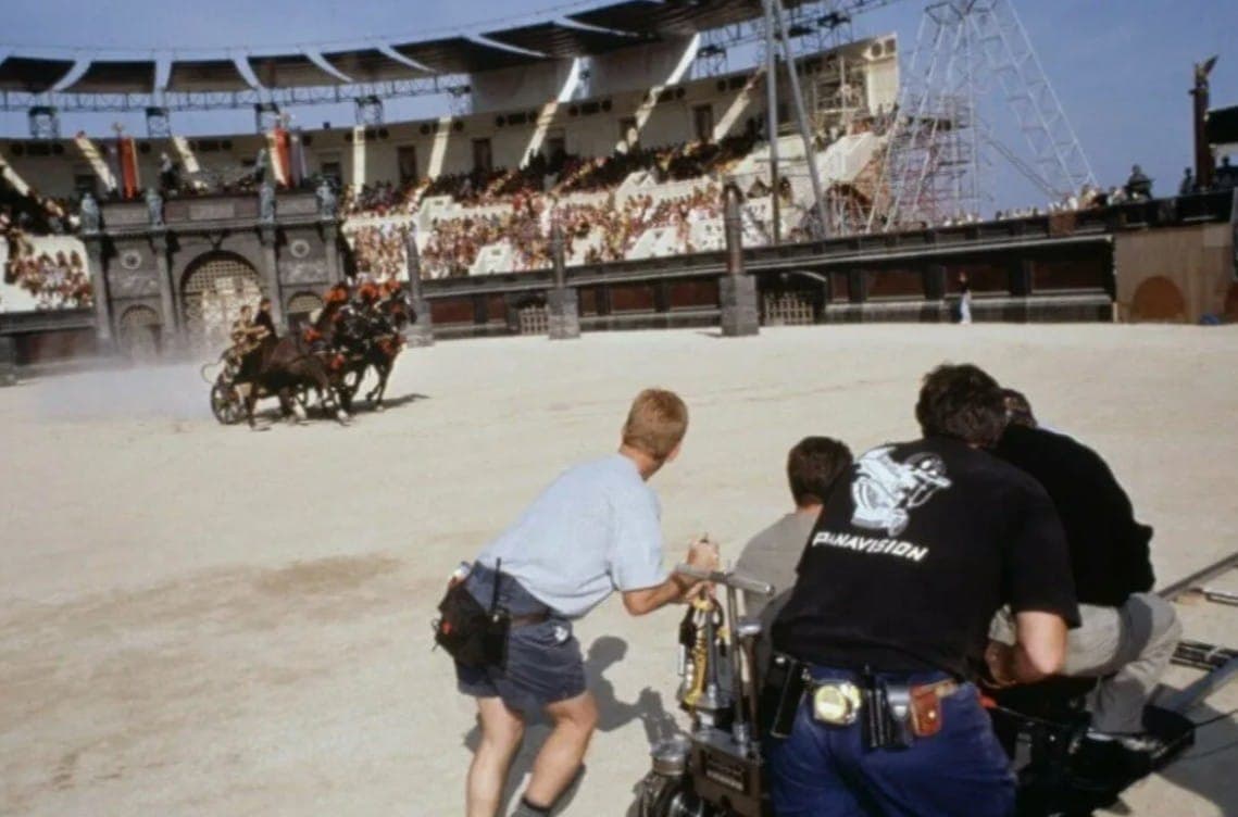 А вот и сам выстроенный Скоттом Колизей. Кадр со съемочной площадки фильма "Гладиатор". Scott Free Productions, Red Wagon Entertainment, 2000