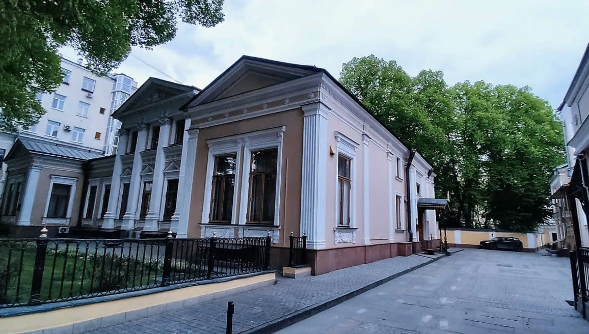 Типичные локации Чистого переулка. Патриаршая резиденция. Фото: Яндекс. Карты