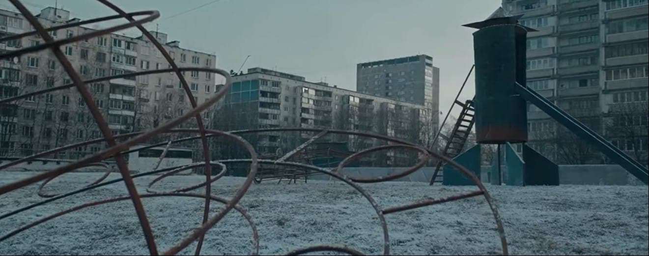 А это - уже дворы рядом, по улице Дзержинского. Кадр из фильма "Петровы в гриппе", 2021, Hype Film, «Кинопрайм», Arte France Cinéma, Bord Cadre Films