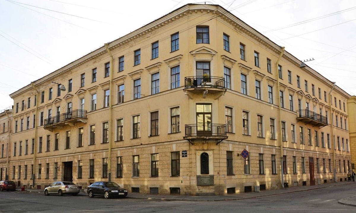 Дом Раскольникова в Санкт-Петербурге. Адрес - пересечение Гражданской улицы и Столярного переулка (дом один - а адреса два: Санкт-Петербург, Гражданская улица, 19 / Столярный переулок, 5). Фото: spbmuzei.ru